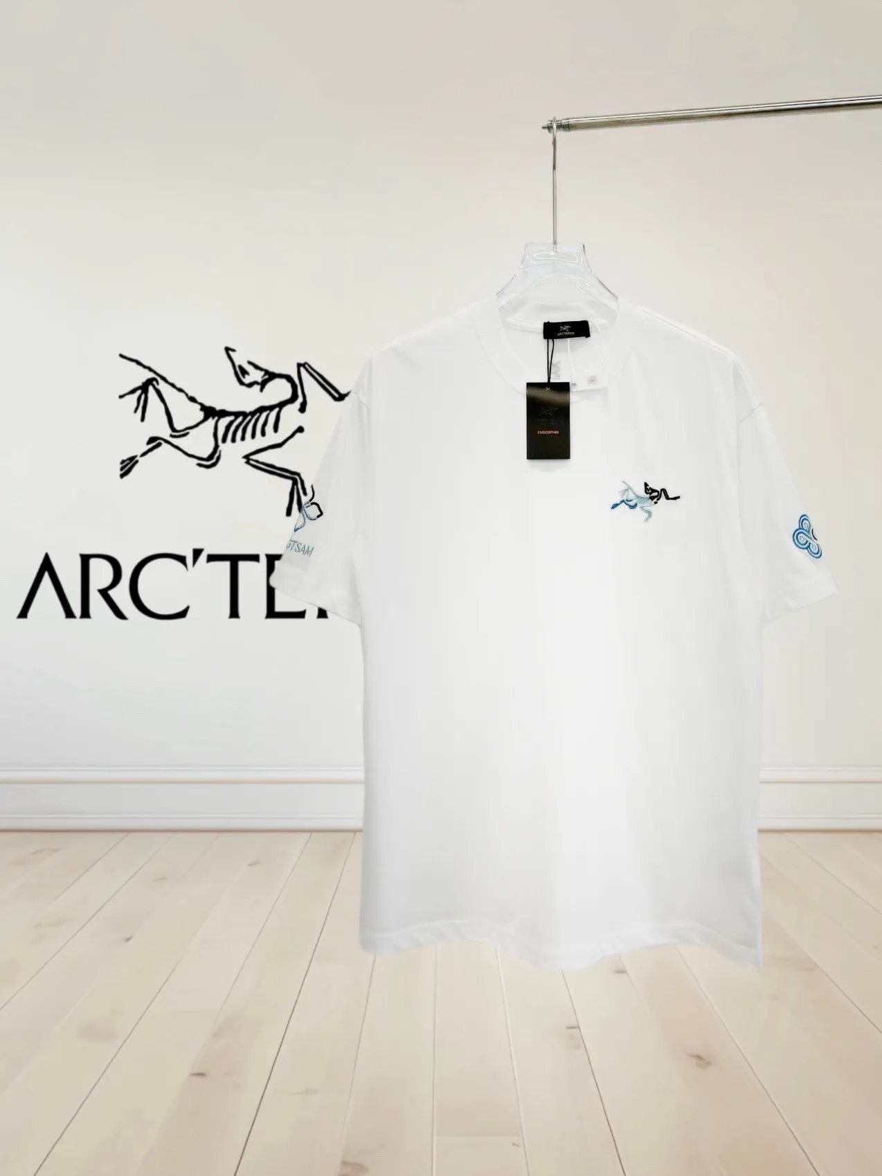 [ ] X Arcteryx T 。 🪡 Color Change . 32 . .Breathable ！ ， Same Style。 OLOUR: Black.White SIZE：S XL